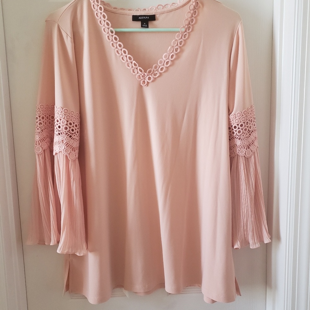 Pretty top - NWOT - M